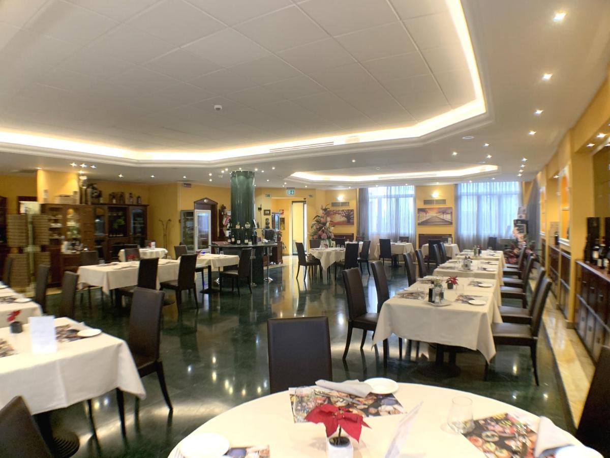 As Hotel Dei Giovi Cesano Maderno Bagian luar foto